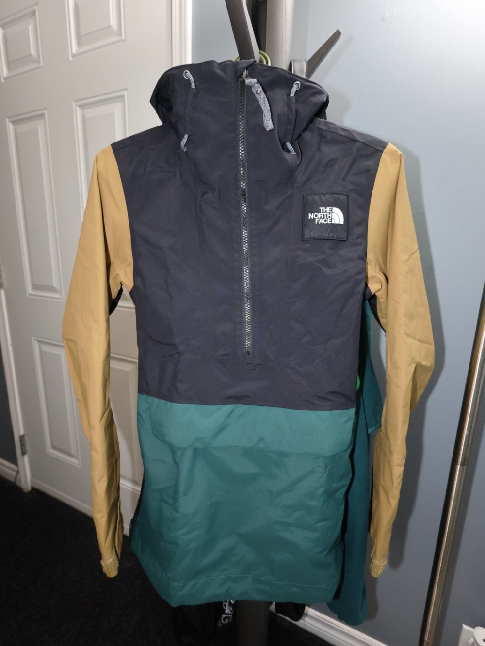 The North Face Women’s Colorblock Hooded Rain Anorak - Black/Green/Tan